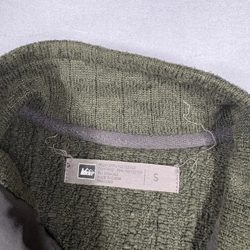 Rei Co-Op snap convenient contrasting