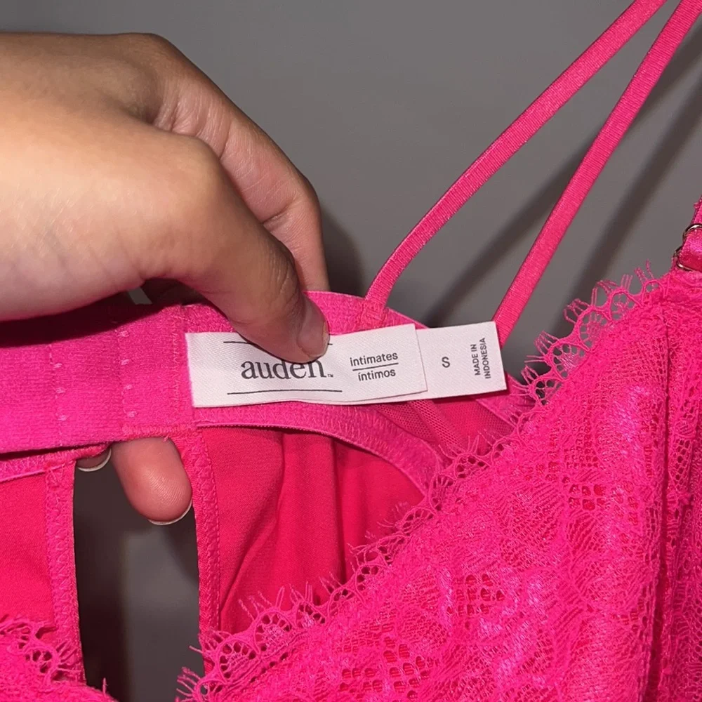 Pink slip‎