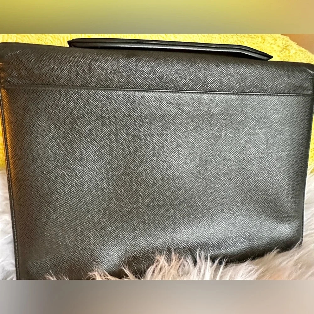 Auth‎ Louis Vuitton Black Taiga Porto Document Angara