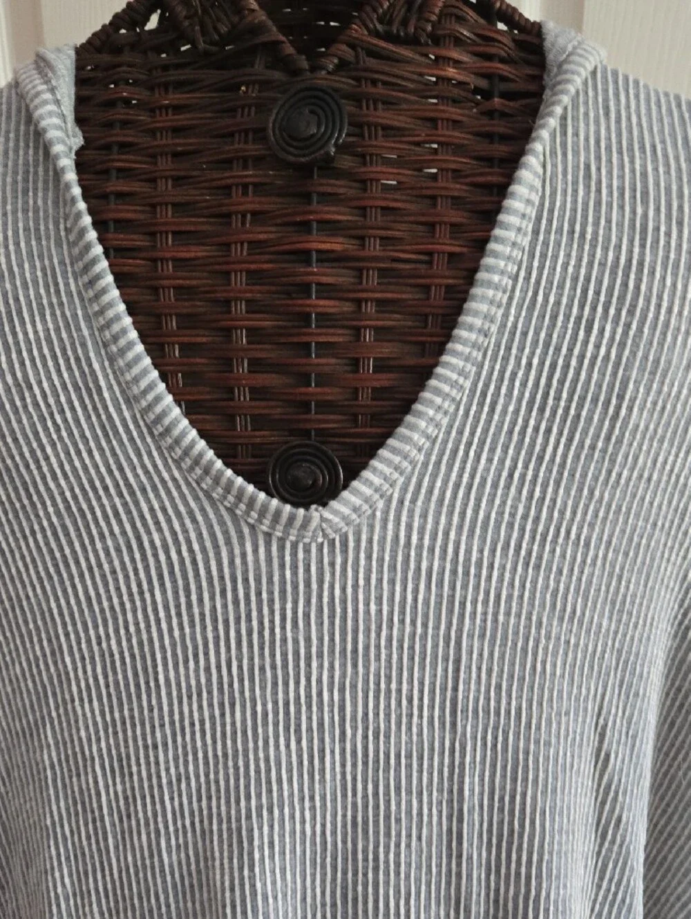 Gyft Light Gray And White Ribbed V-Neck Tee With Hoodie