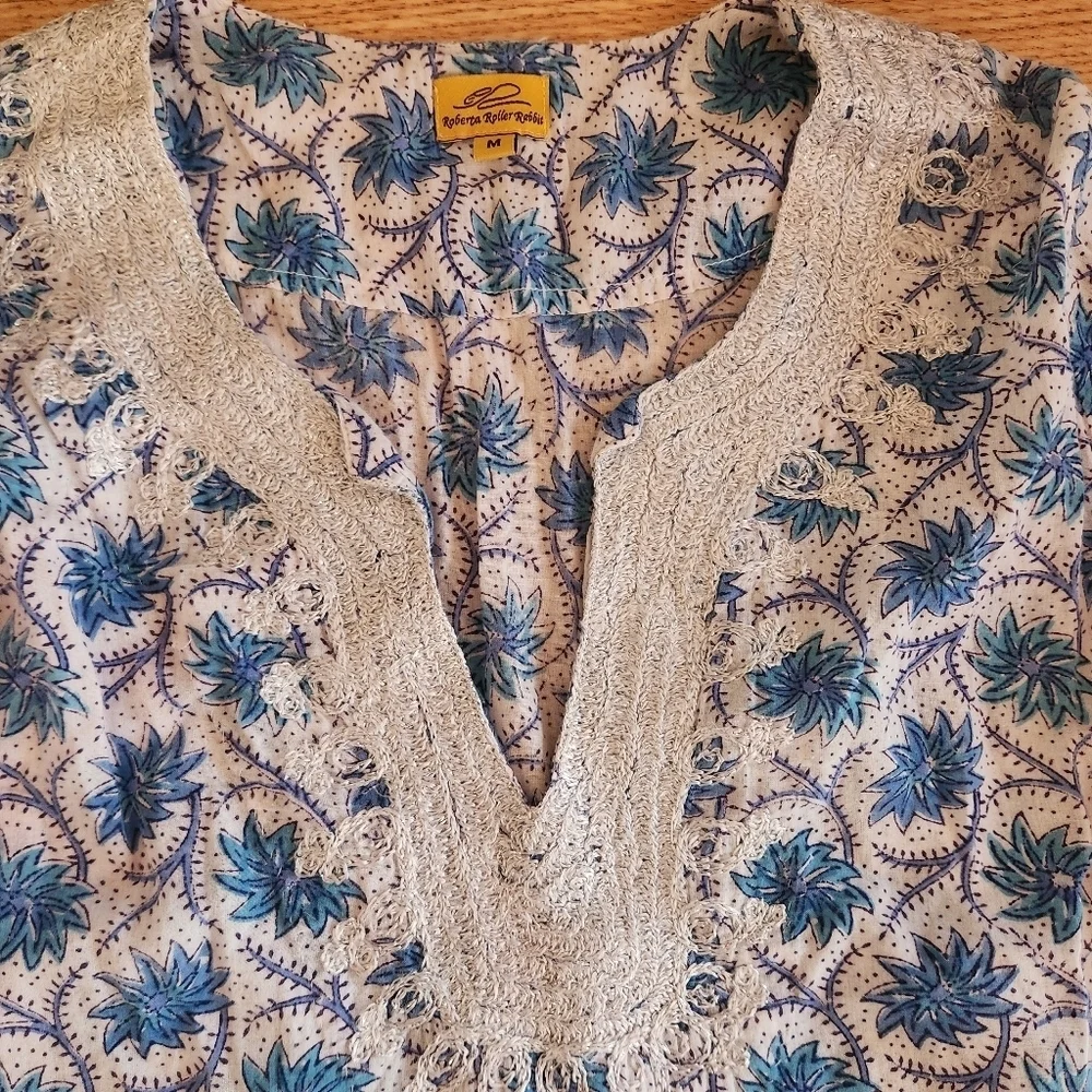 GUC Roberta Roller Rabbit Floral Blue and White Women's Top, Size M