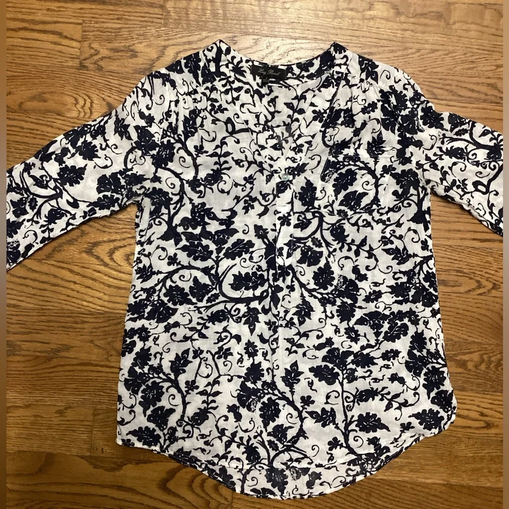 Honey Punch vneck Navy print Blouse Size Small