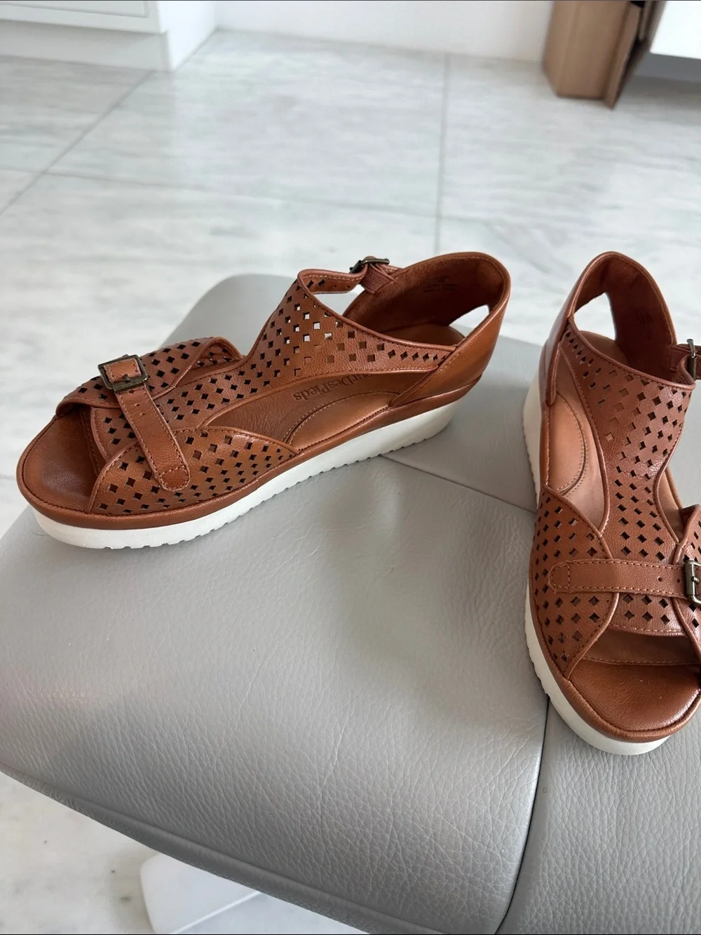LAmour Des Pieds stylish tan