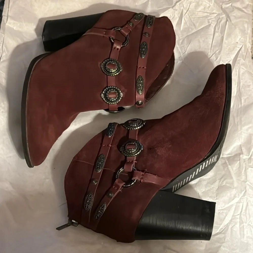 REBA Zabrina burgundy suede back zipper cabochon detailing booties boots Sz‎ 9