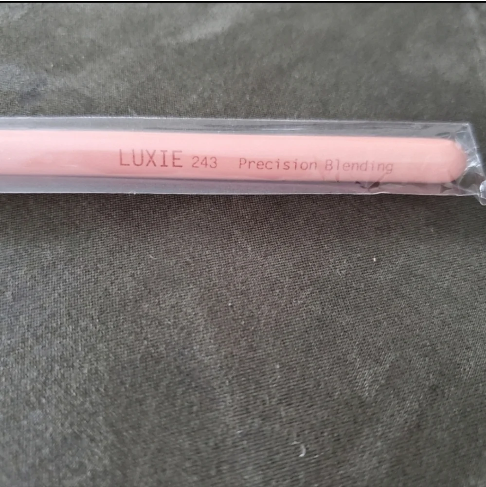 Luxie small eye