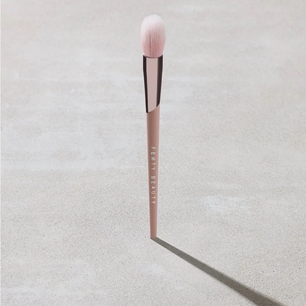 Fenty Beauty Precision Highlighter Brush 135. NIB. Box a little beat up.