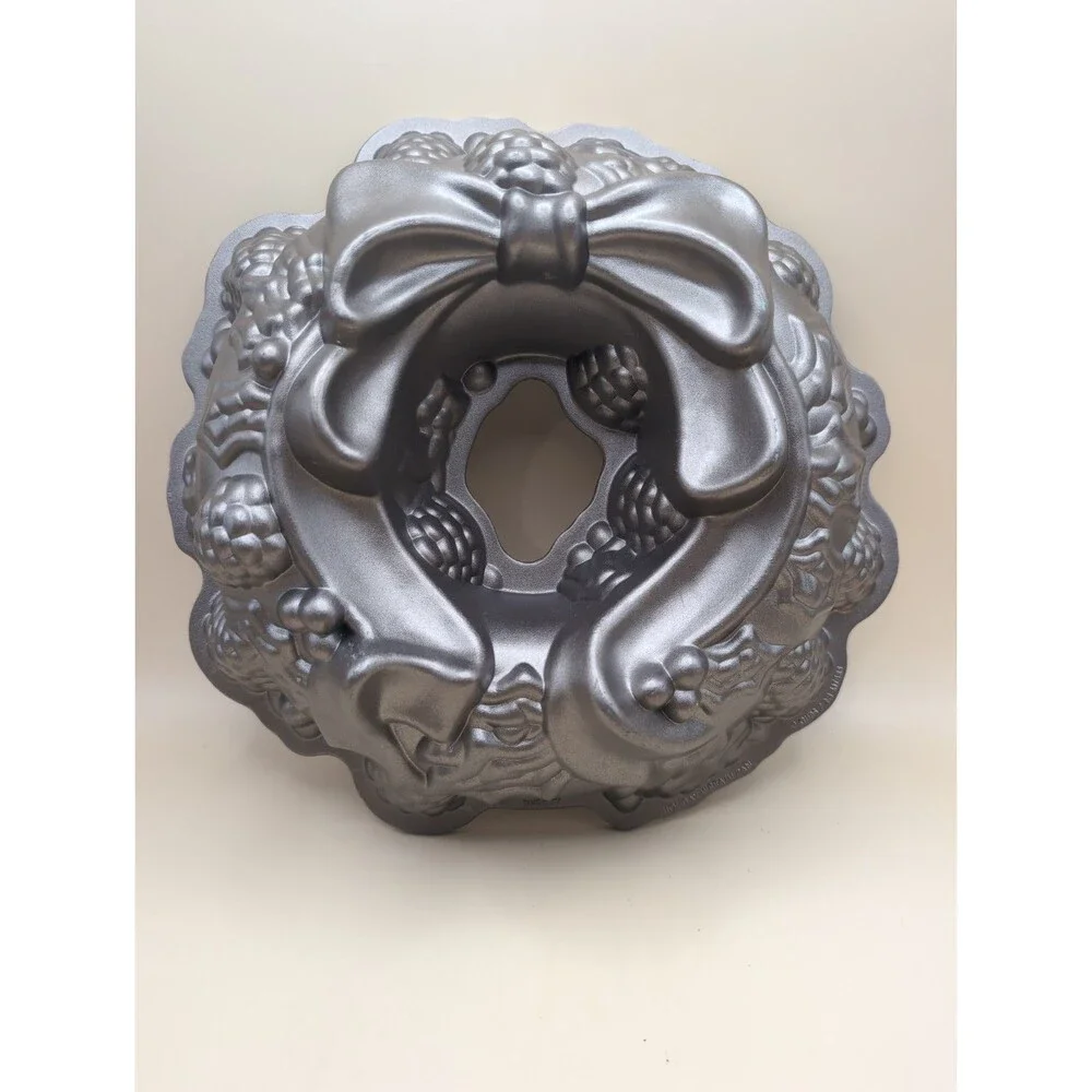Nordic Ware Wreath Bundt Cake Pan Christmas Holiday Cast Aluminum Kitchenware