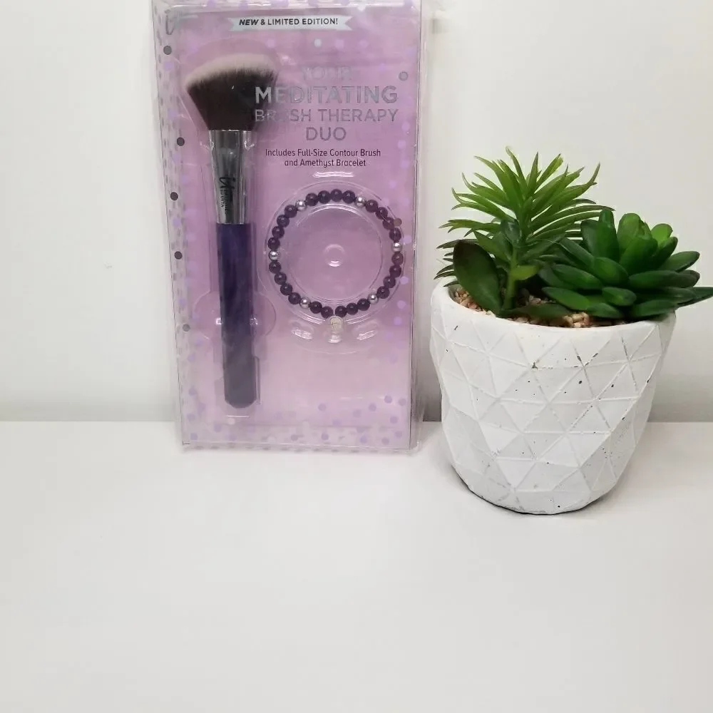 It cosmetics contour brush and bracelet set