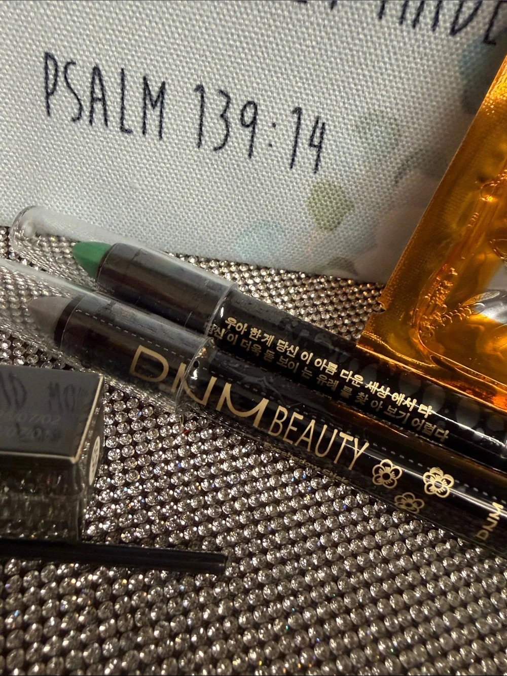 N/A dum eyeshadow