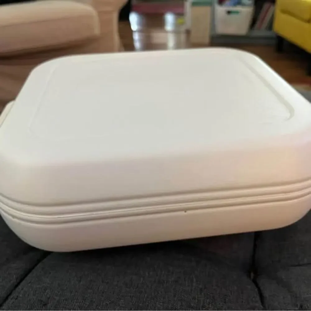 Unbranded insulated plastic