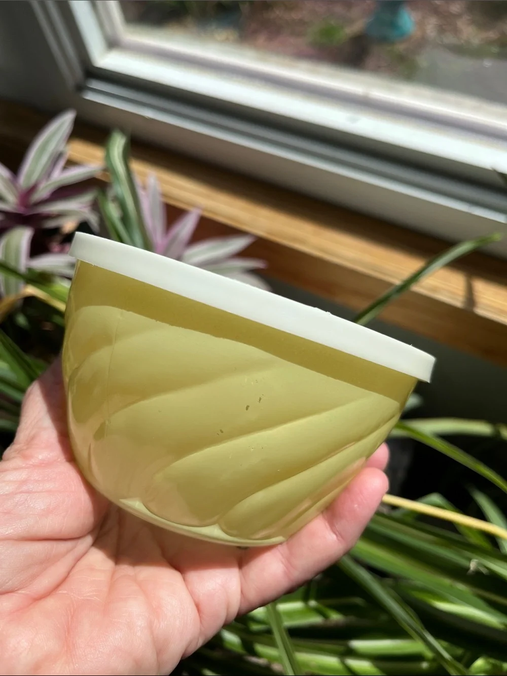 Vtg MCM Sue Bee Honey Creme Swirl Glass Bowl w/Plastic Lid Pale Yellow