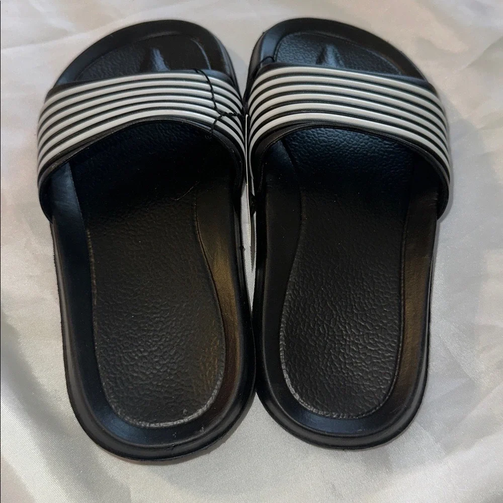 Black White Striped Rubber Slide Sandals Slip On Pool Shoes Size 2‎
