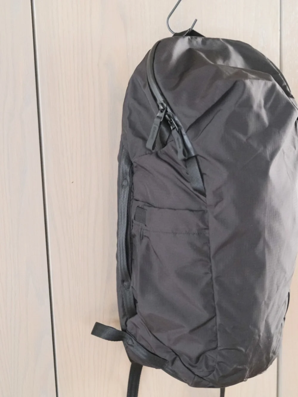 Able carry sleek black