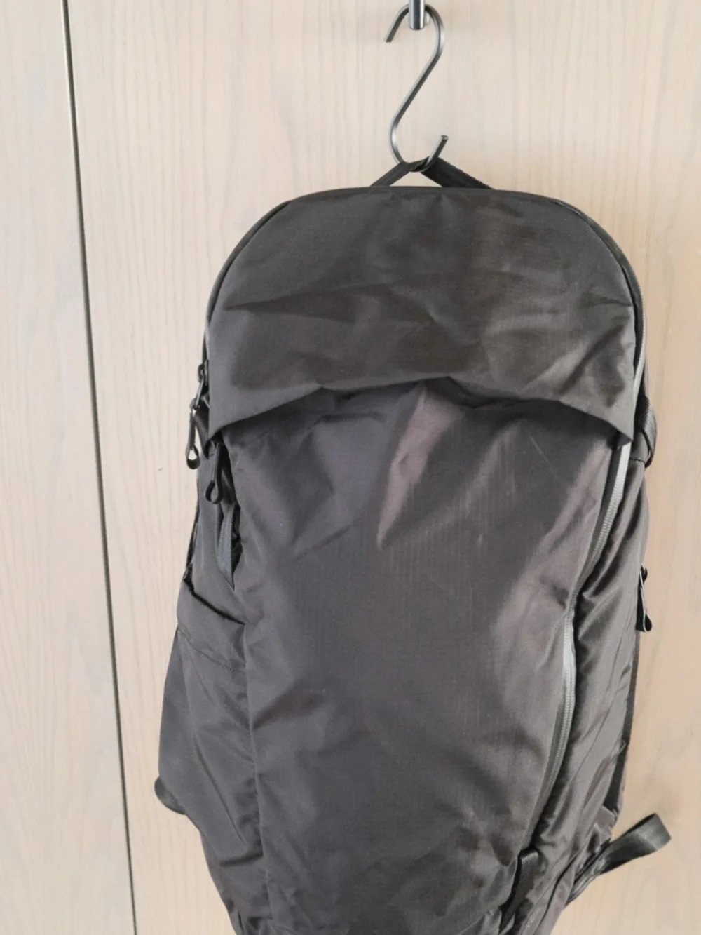 Able carry sleek black