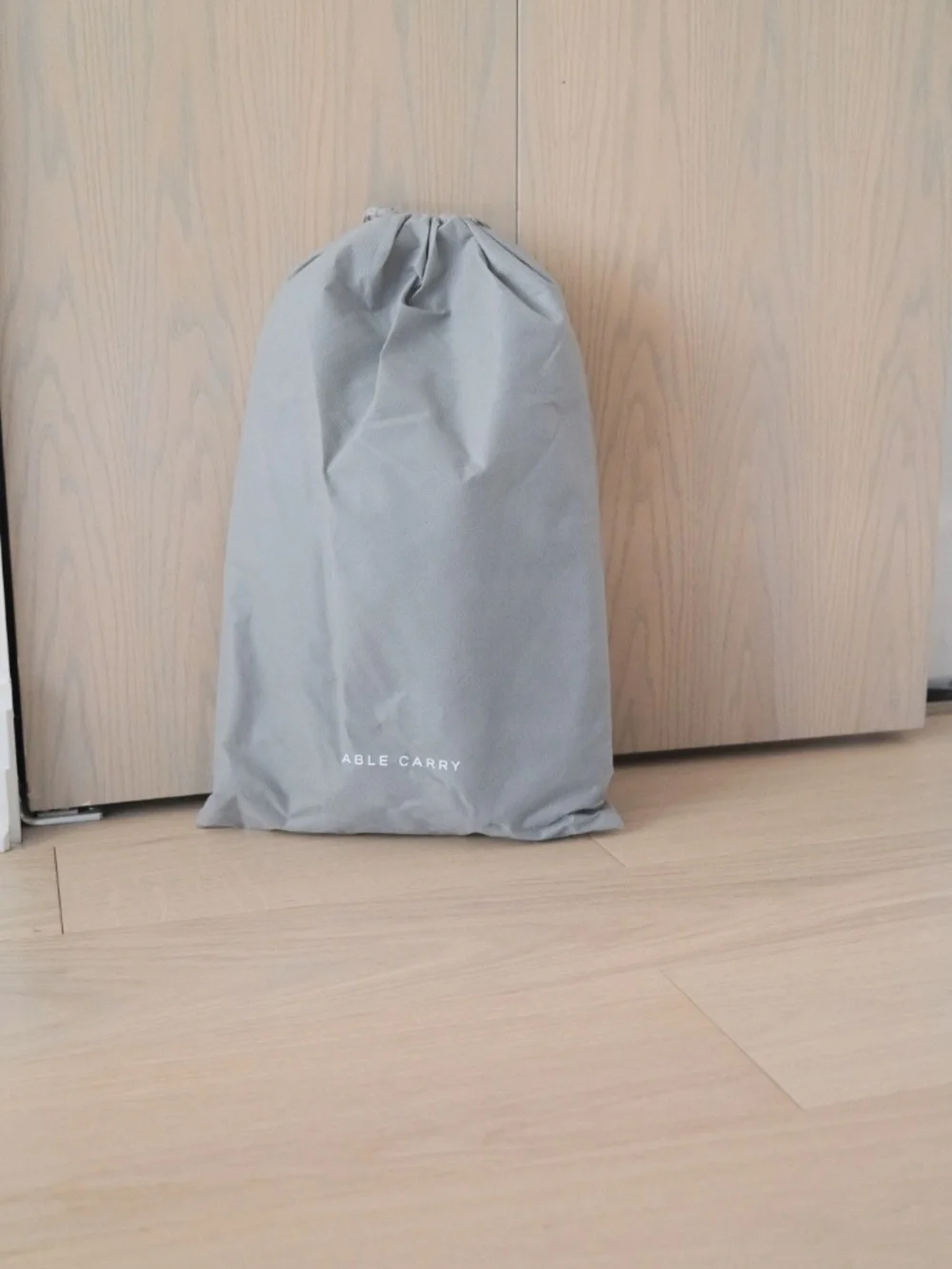 Able carry sleek black