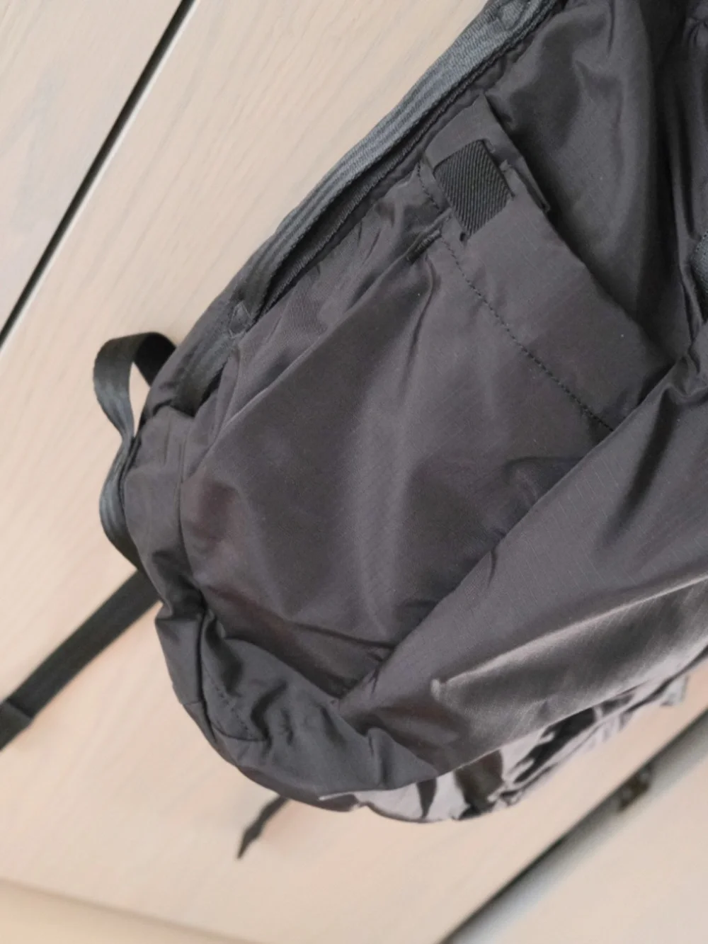 Able carry sleek black