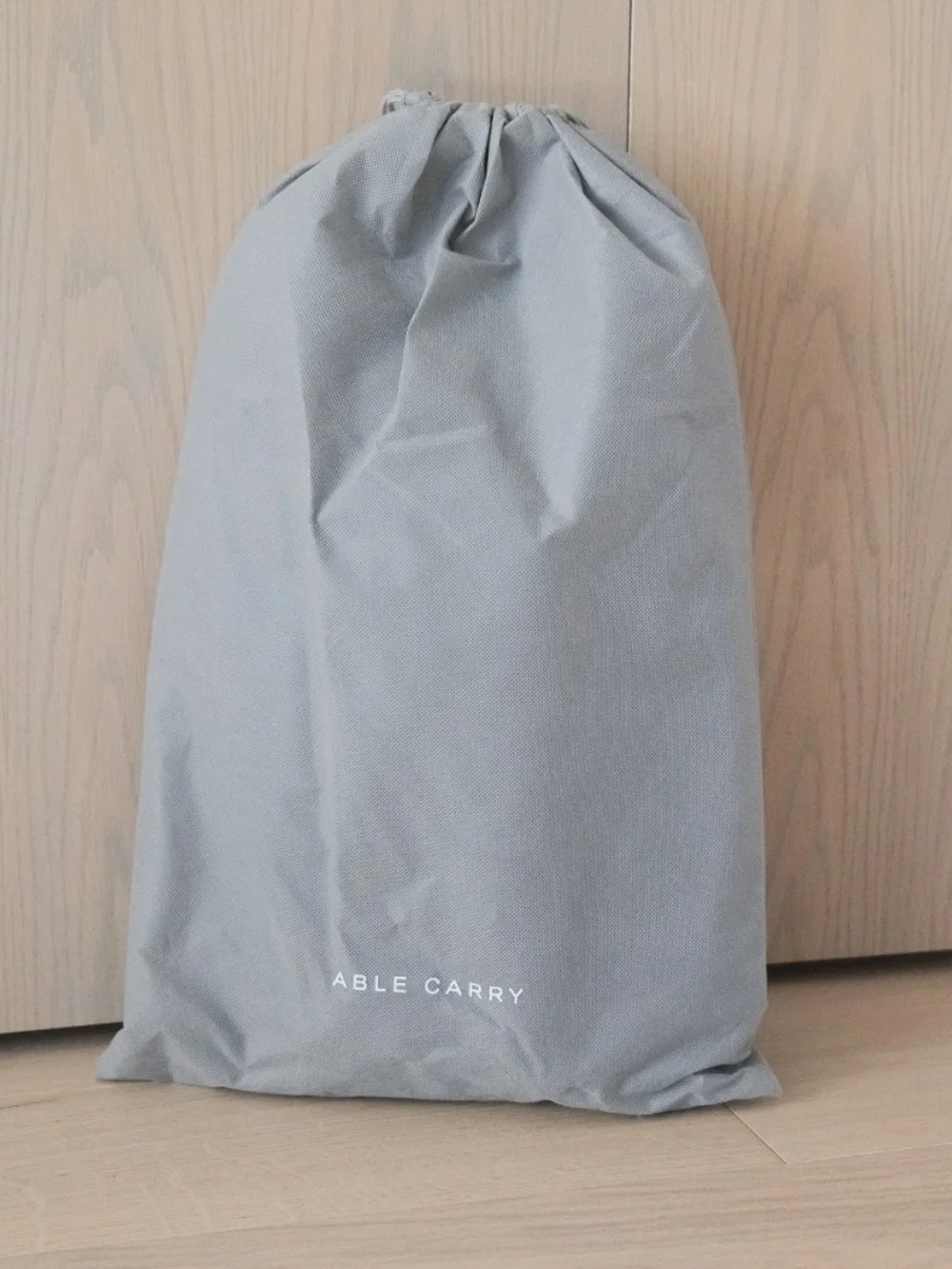 Able carry sleek black