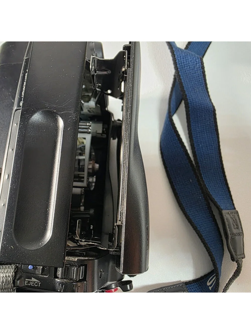 Sony Handycam CCD-TR66 Video 8 Tested w/ Battery, AV Cords & Case