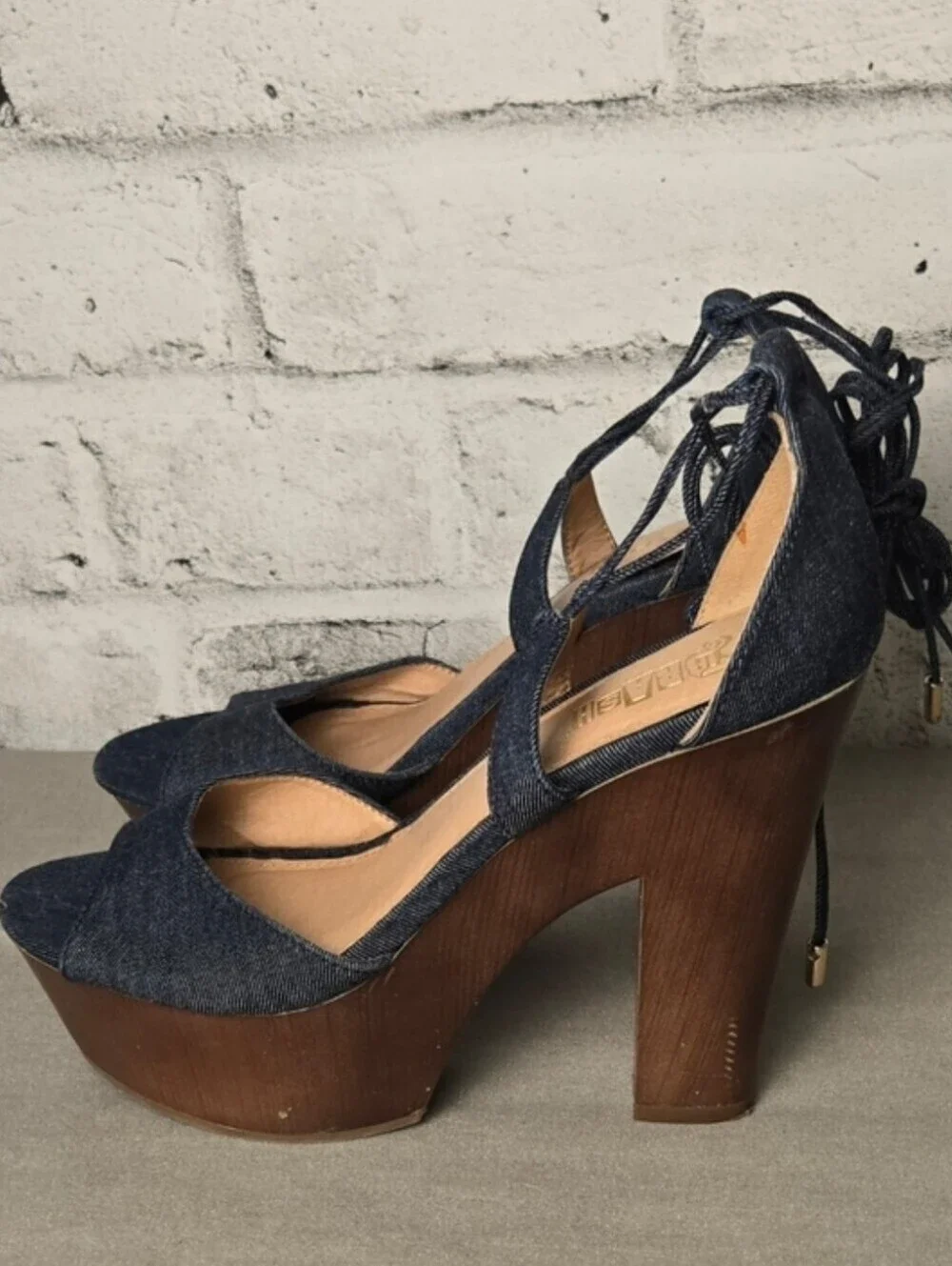 Brash lace up