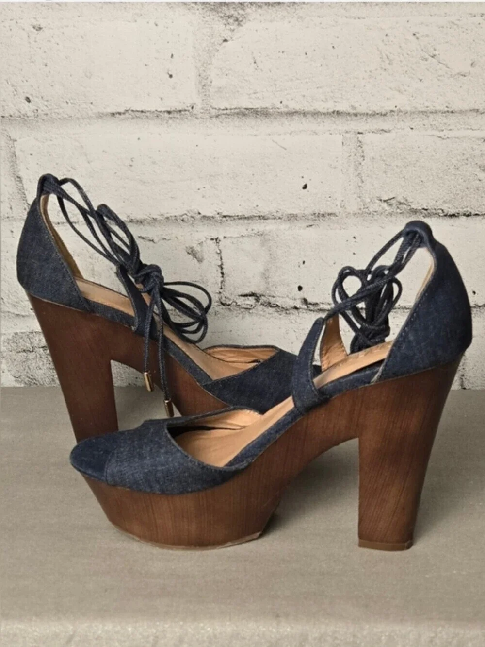Brash lace up