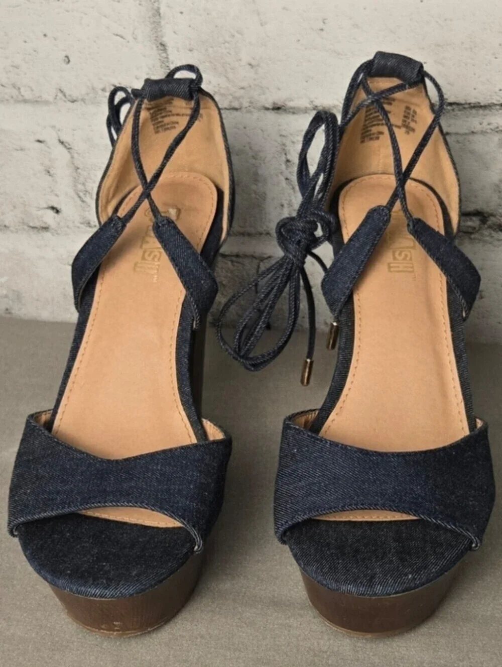 Brash lace up