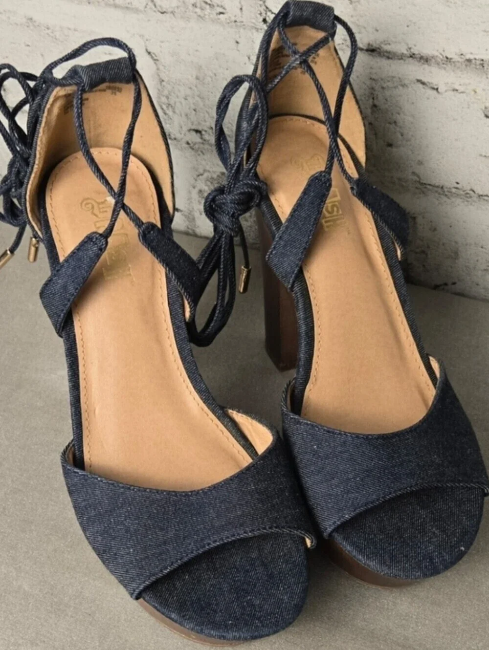 Brash lace up