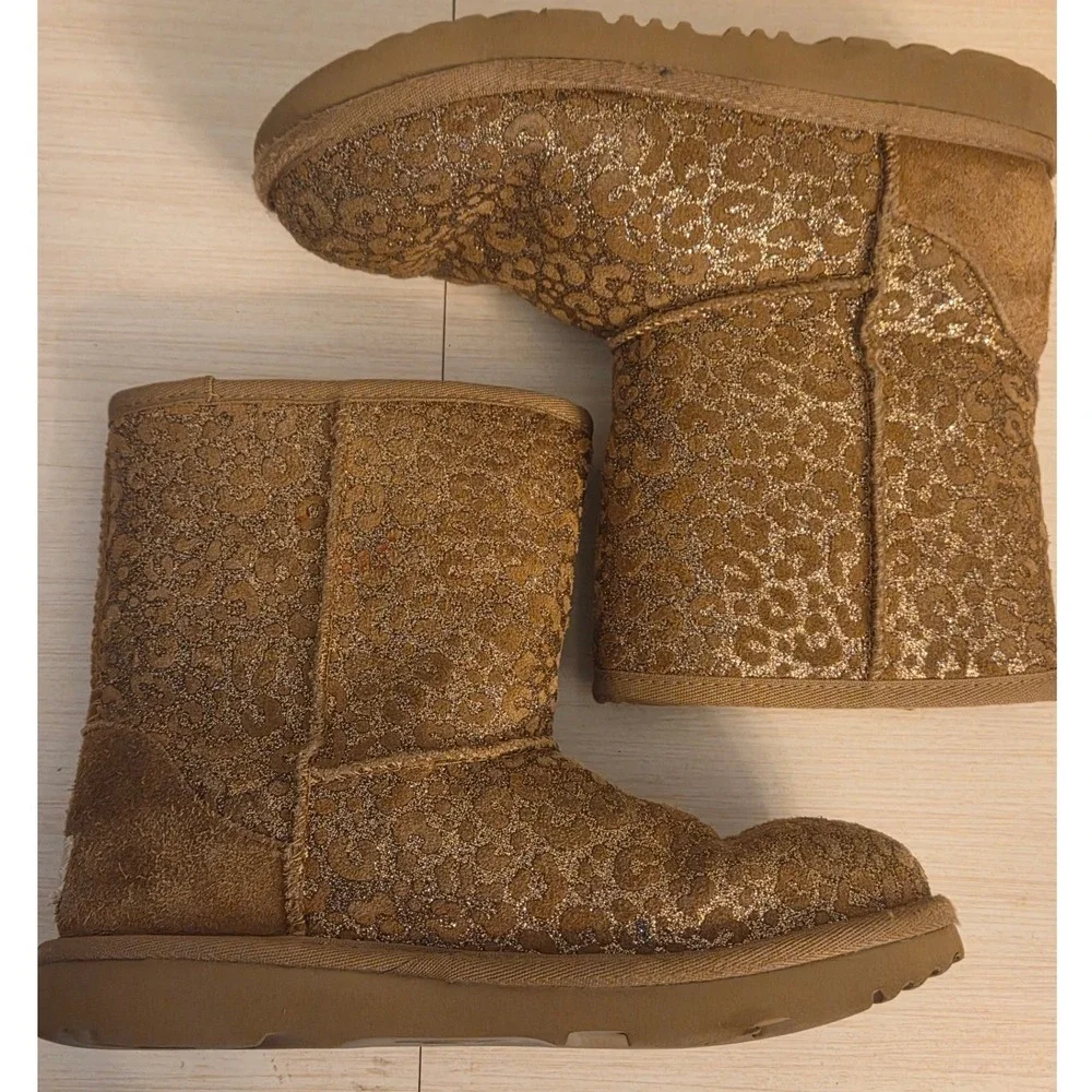 UGG Kids Classic Short Leopard Metallic Glitter Boots Chestnut 1112388K Size 4