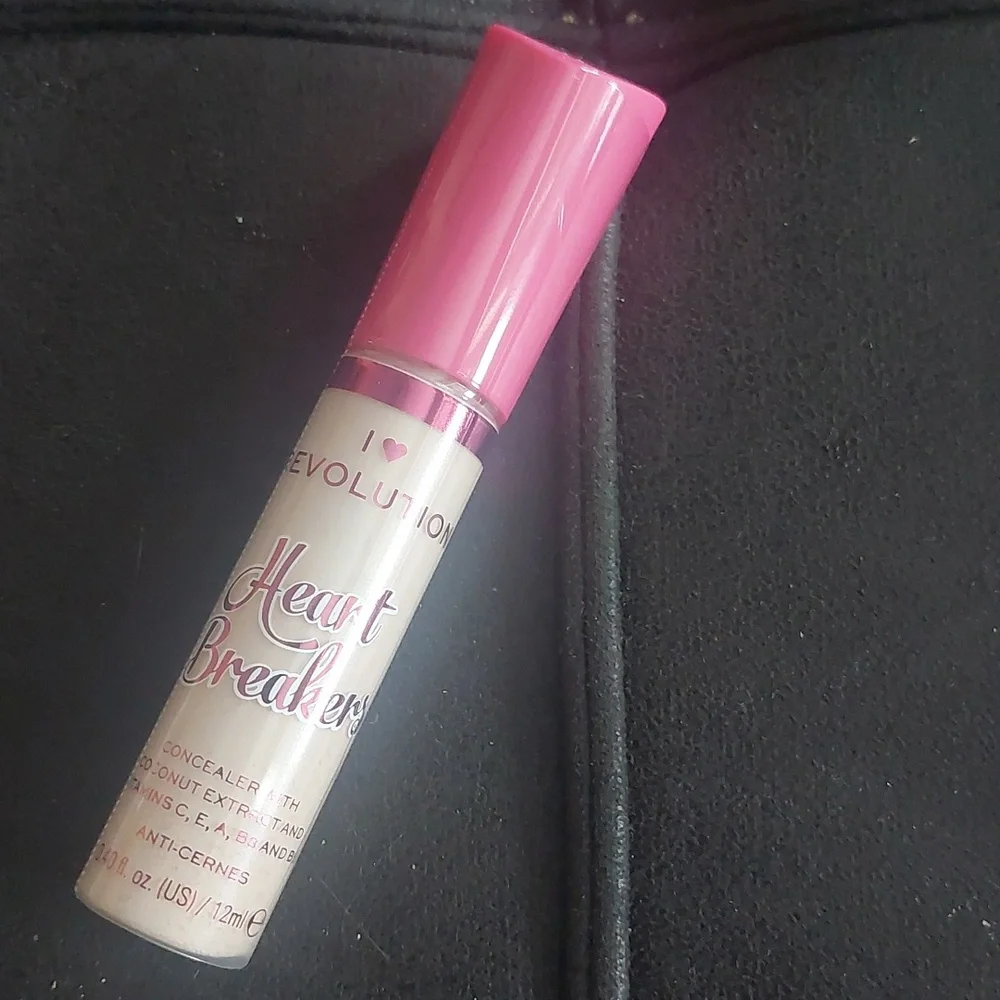 Makeup Revolution new seal