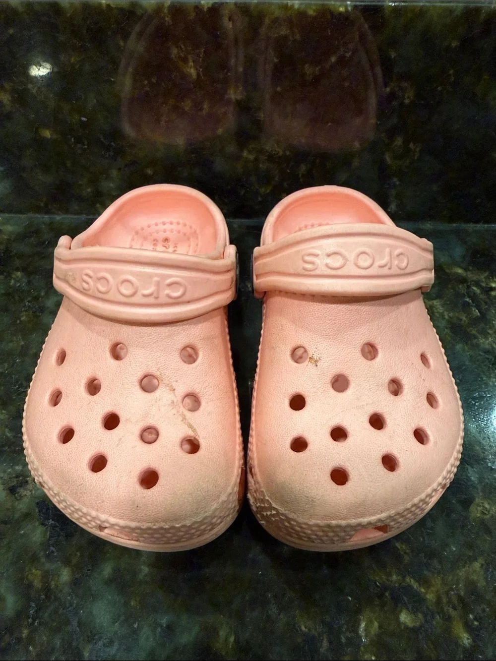 CROCS pivoting check girls