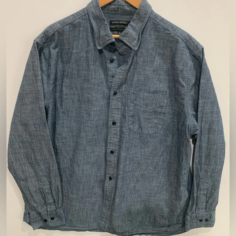 Banana Republic men’s Chambray Blue Casual Shirt size XL