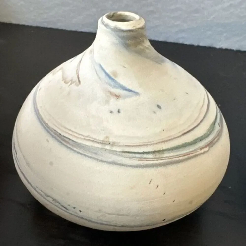 Small Pottery Vase,‎ Signed 4