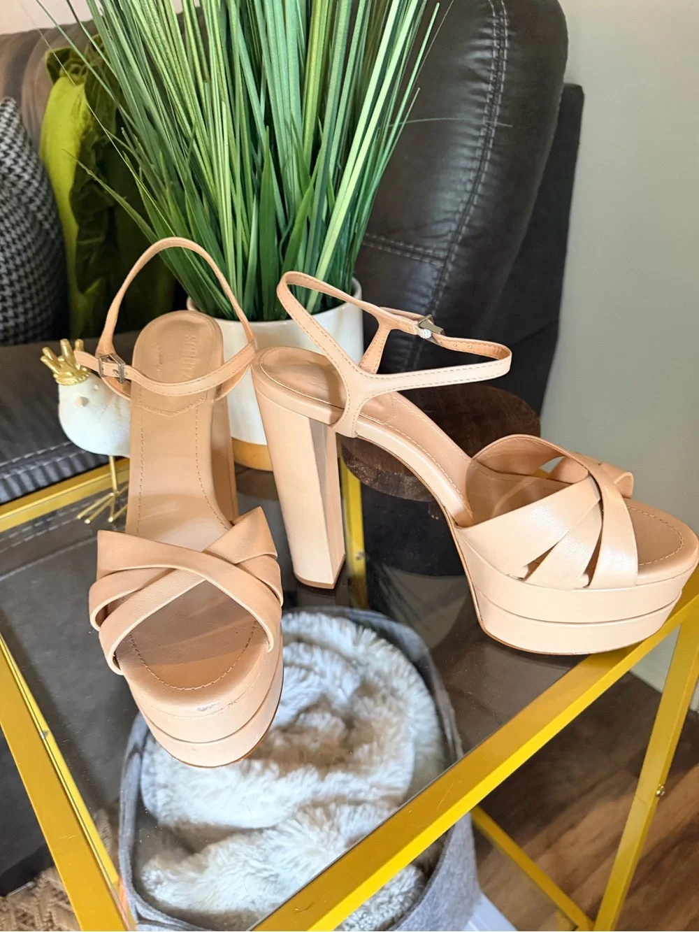 SCHUTZ crafted luxurious
