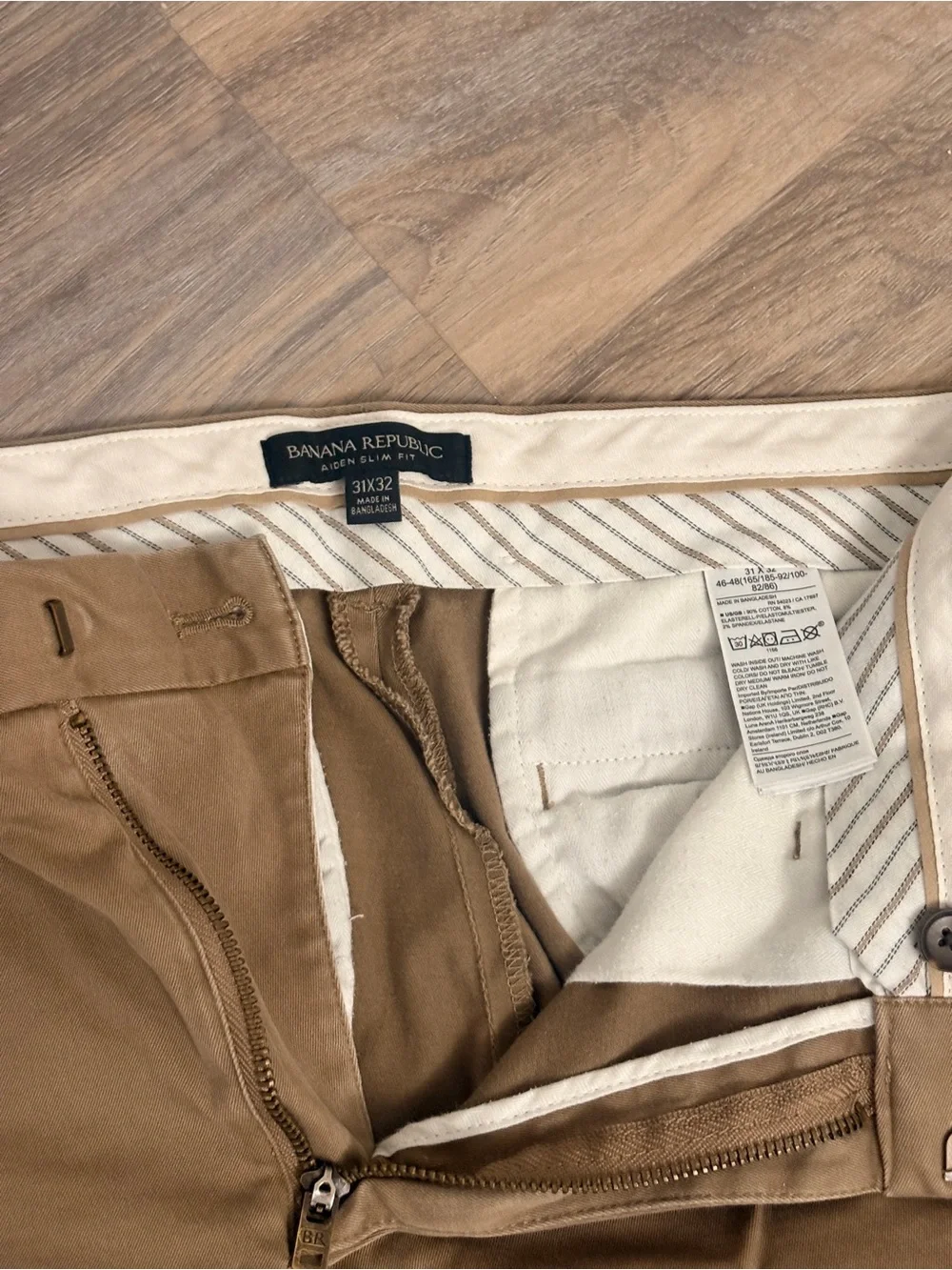 Men's Banana Republic Classic Chino Pants in Khaki
