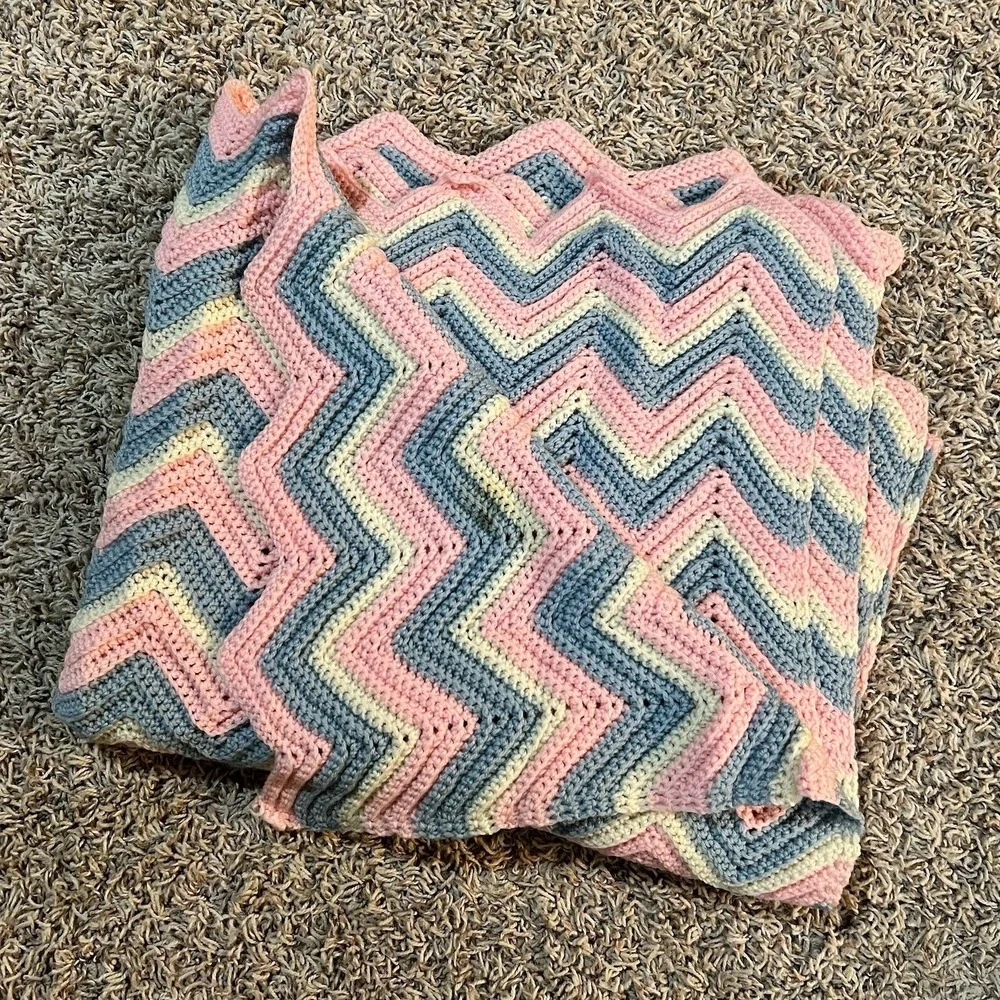 Handmade Vintage 1965 Chevron Baby Afghan Pink Blue‎ White 52