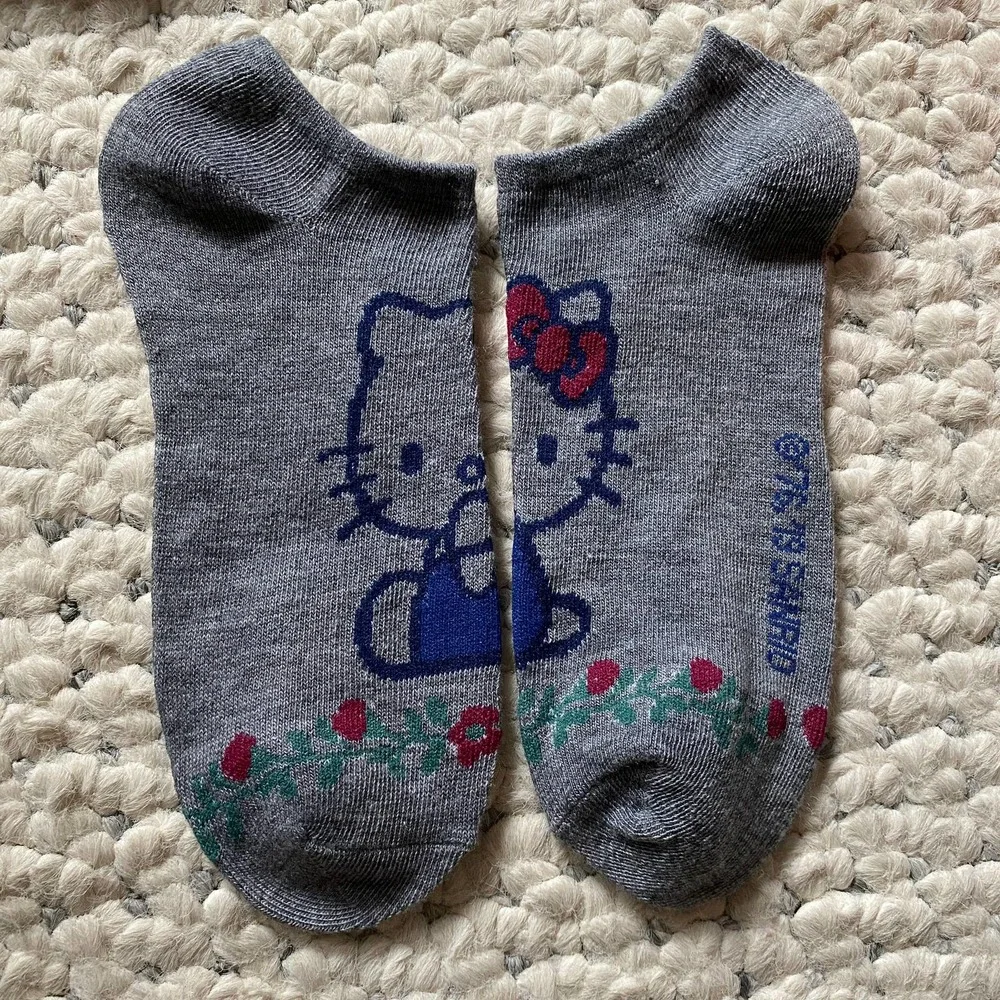 Hello Kitty SITTING PRETTY IN ROSE GARDEN grey socks New RARE limited sanrio 789
