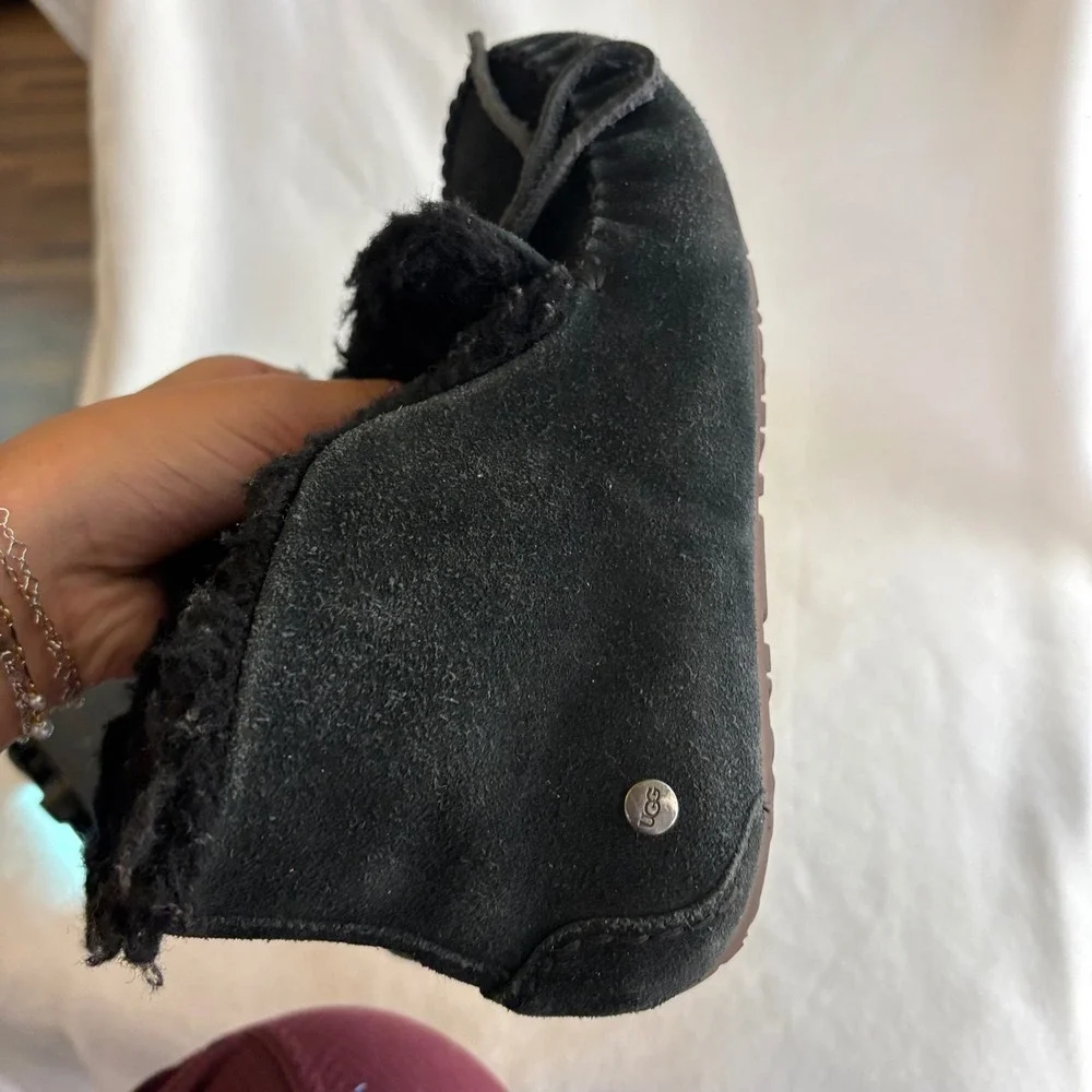 UGG kids dakota