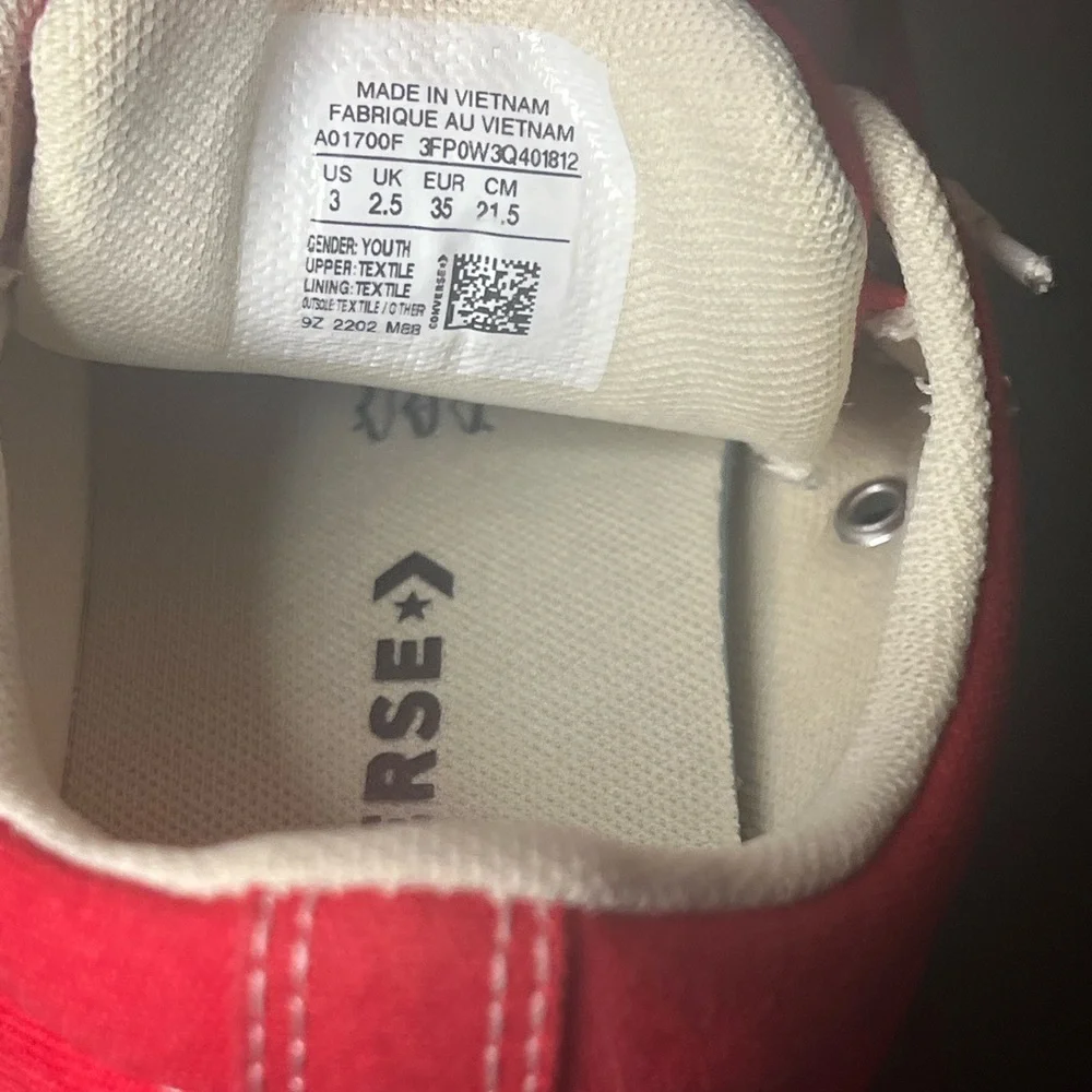 Converse red laces features