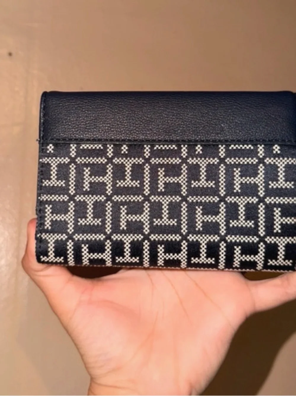 Tommy Hilfiger compact fold