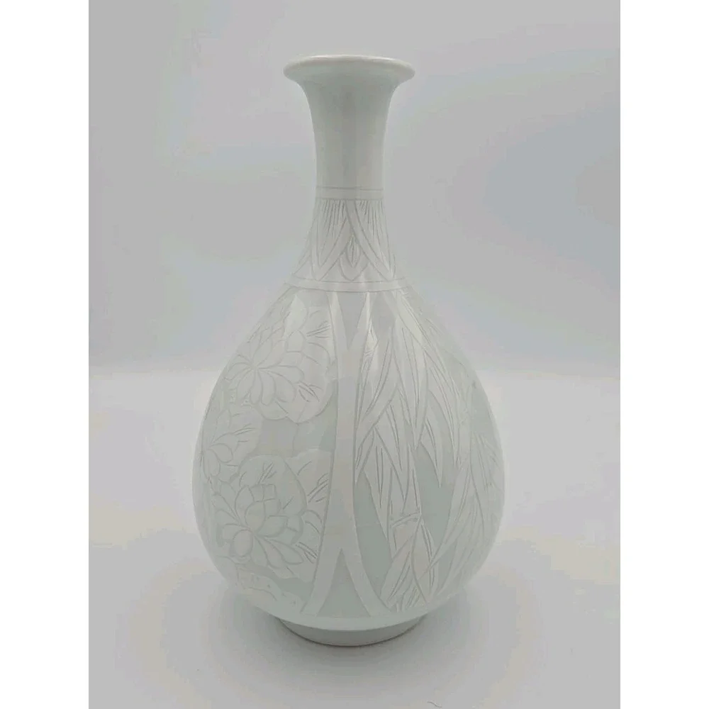 Chinese Porcelain Vases‎ Pair White Glazed Floral Ming Mark Reproduction Decor