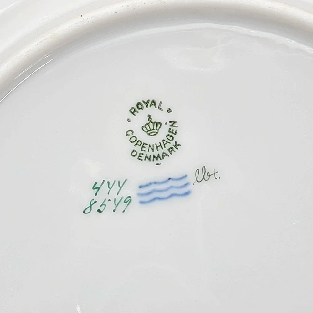 One (1) Royal Copenhagen 'Henriette' 10.25 Inch Dinner Plate #444-8549 READ