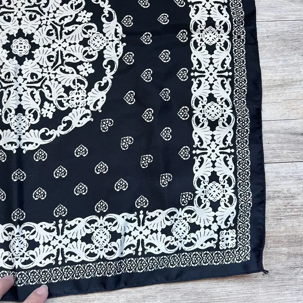 N/A black white