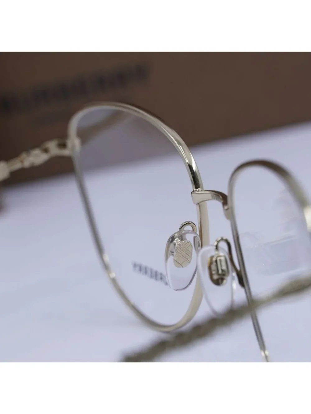 Burberry model be1376