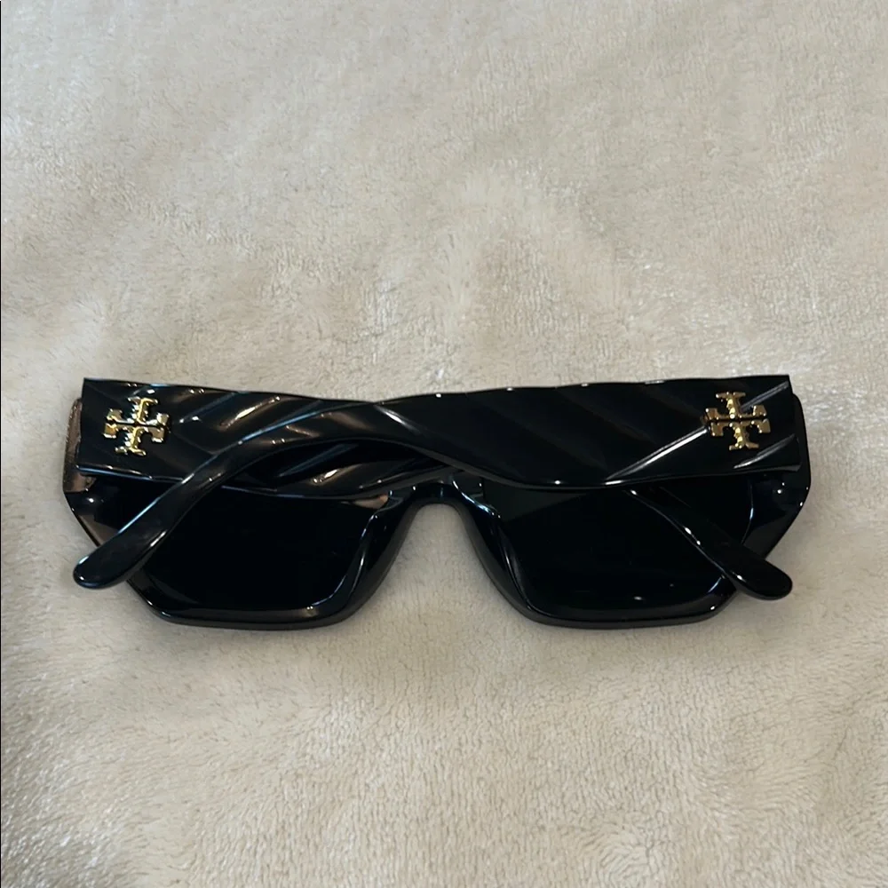 Tory Burch Black Cat-Eye Sunglasses with Gold Logo