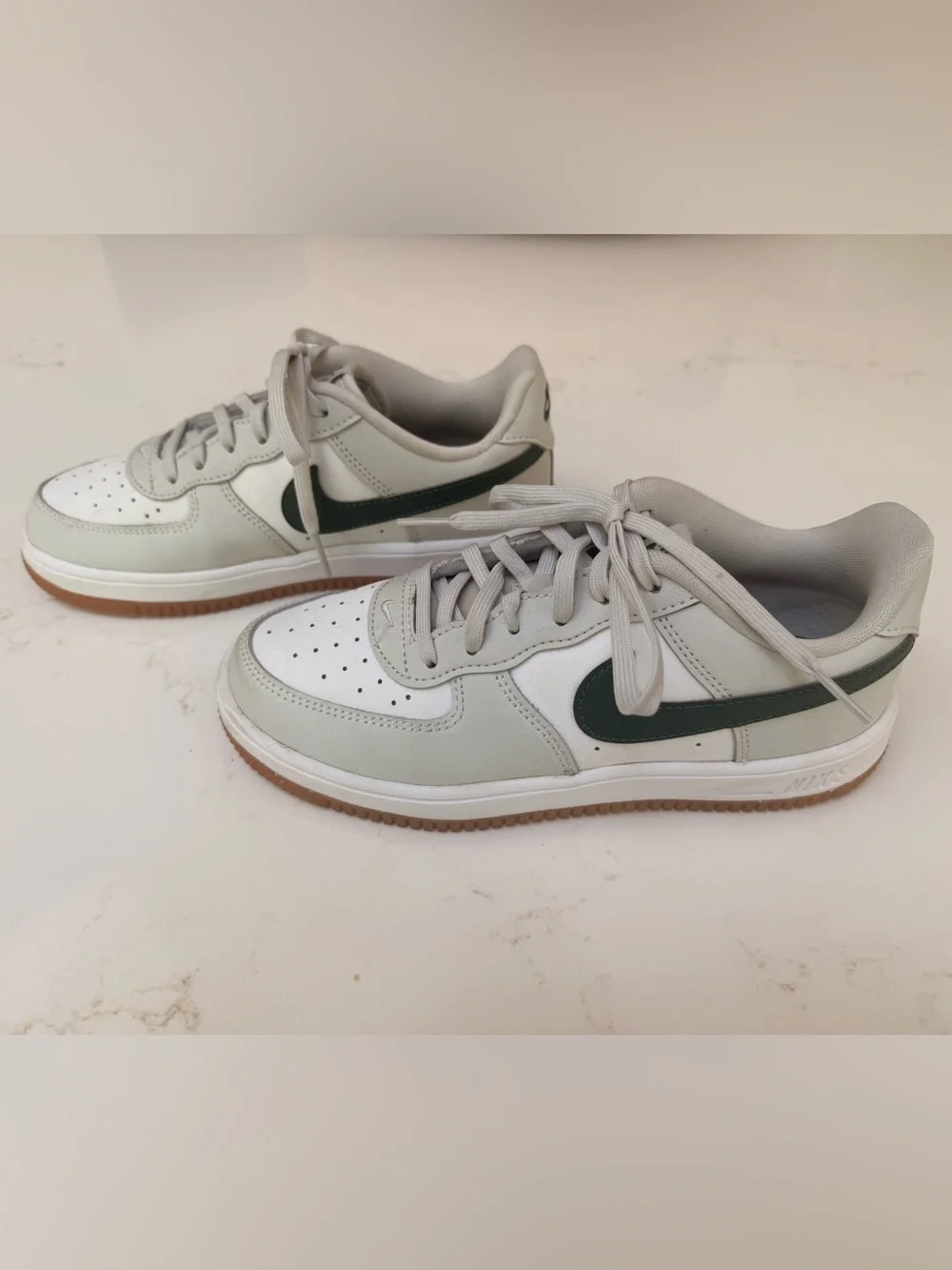 Nike Kids Low-Top Sneakers in Light Gray, White & Dark Green