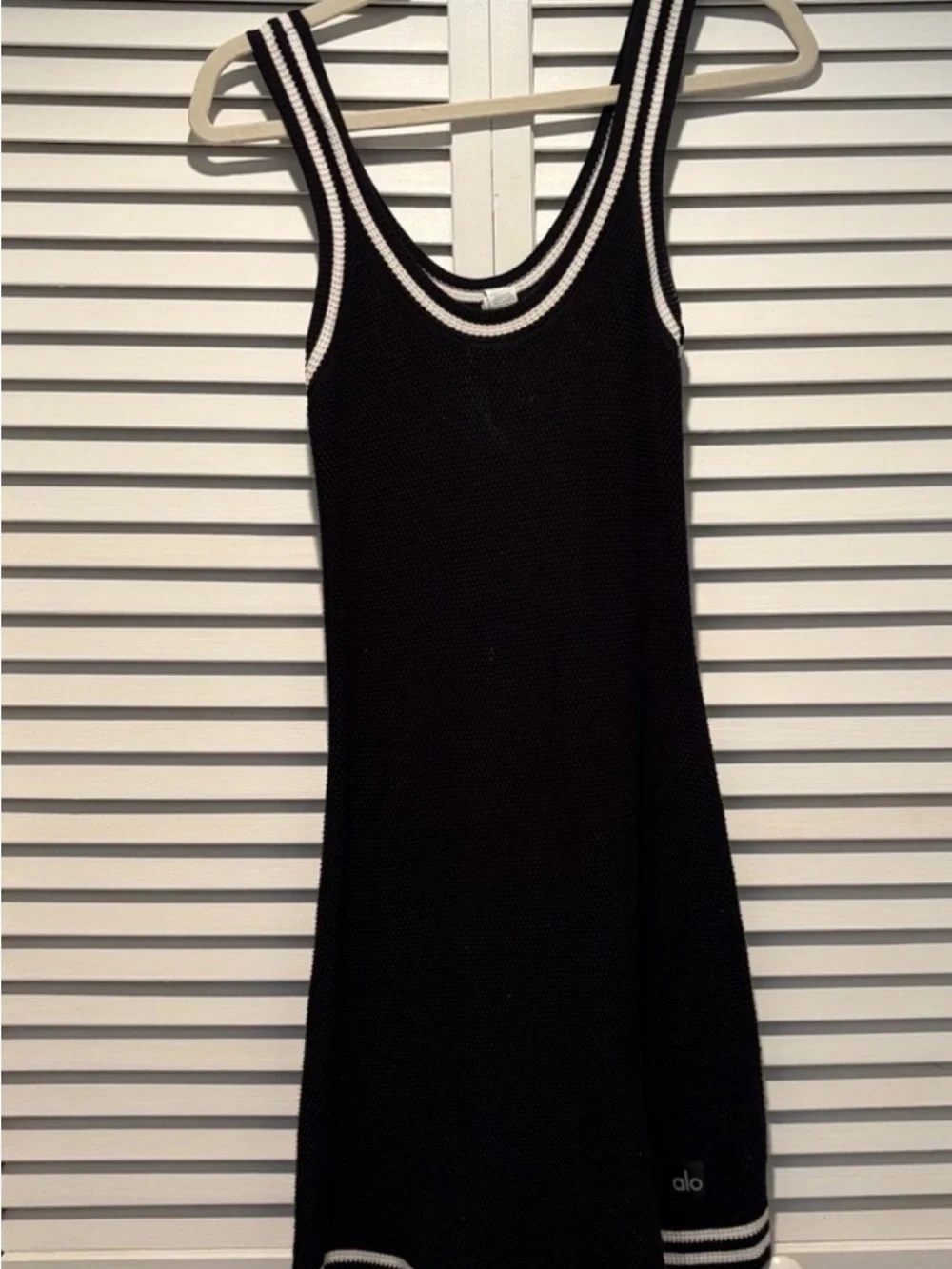 Alo yoga tennis club sweater Knit Dress with Contrast Trim black & white XXS