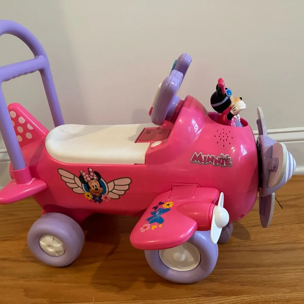 Minnie Rose vehicle outdoors lights