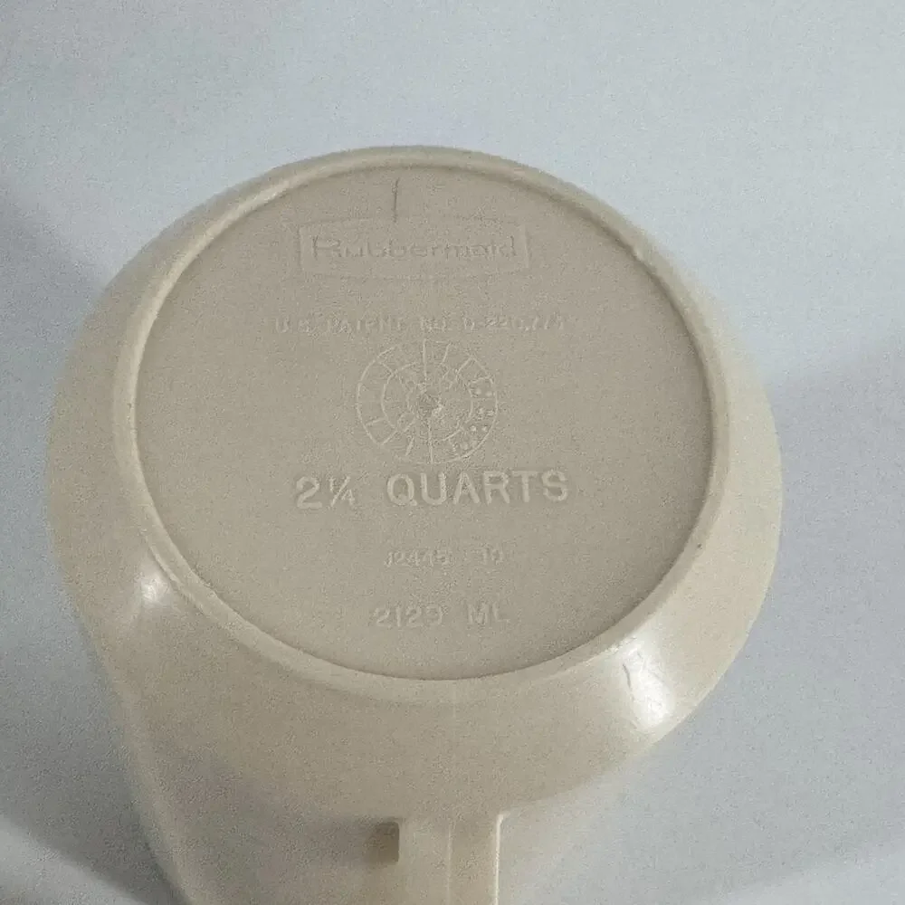 RUBBERMAID 2 1/4 qts Almond Beverage Pitcher #2129 & White Ice Guard Lid