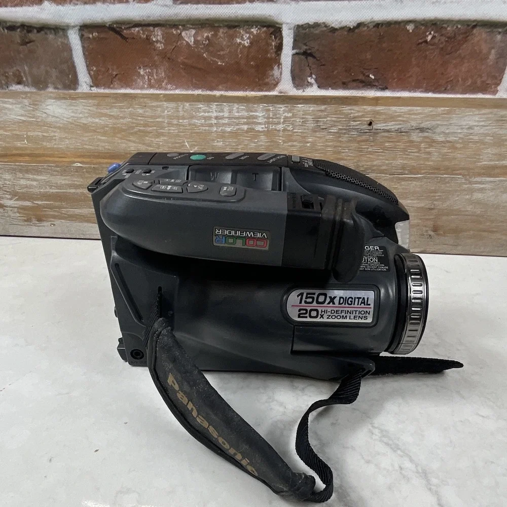 Panasonic Palmcorder PV-D301D VHS-C Camcorder 20x/150x IS Light Mic Black