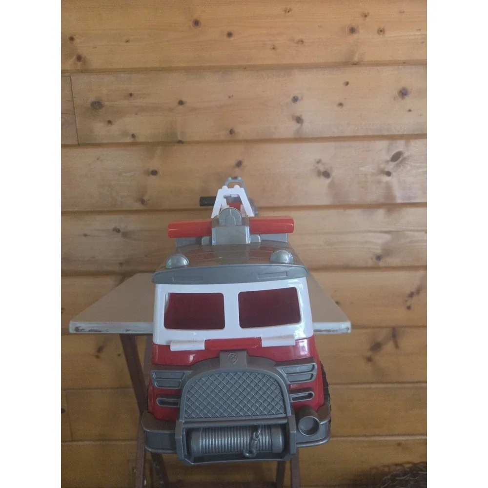 Paw Patrol Ultimate Rescue Fire Truck Toy with 2 With An‎ Extendable Ladder.