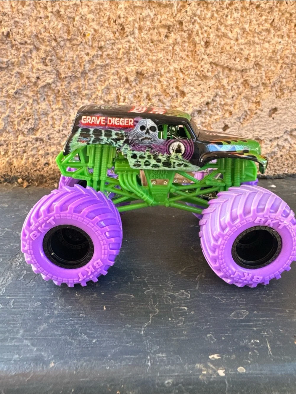 Monster‎ Truck Grave Digger Purple Wheels 1:64